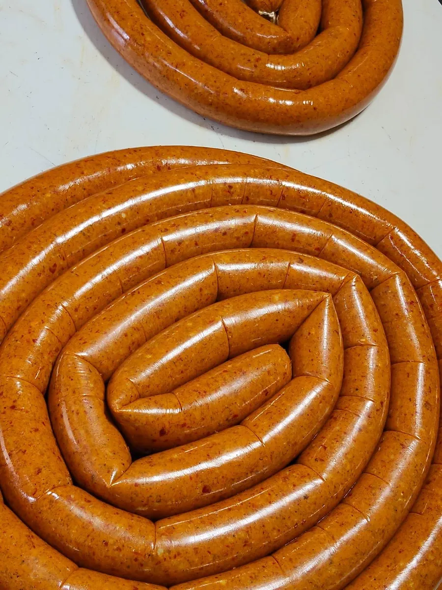 Rollo de chorizo norteño anaranjado visto de cerca